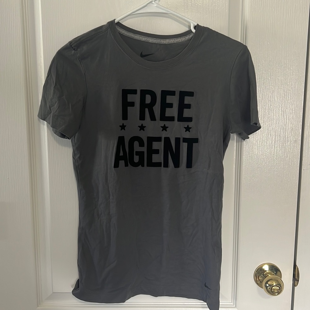 NWOT - Nike woman’s fitted T-shirt size medium
